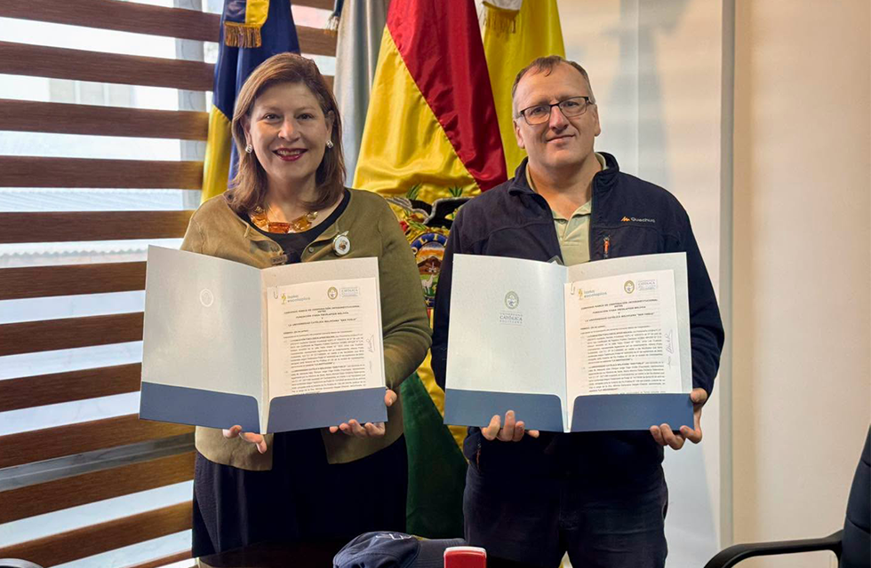Acordo de cooperação entre a Universidade Católica da Bolívia e Itaka-Escolápios